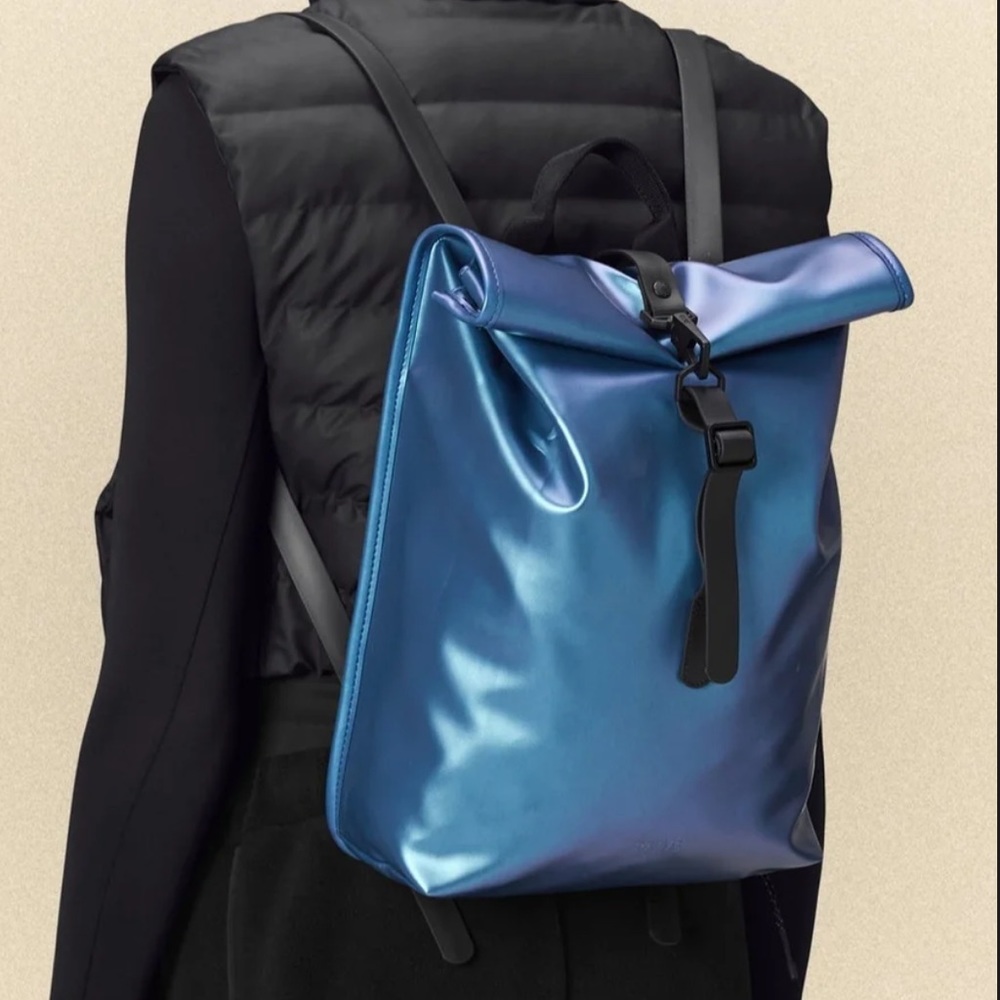 NWT RAINS Rolltop Rucksack in Laser Metallic Blue